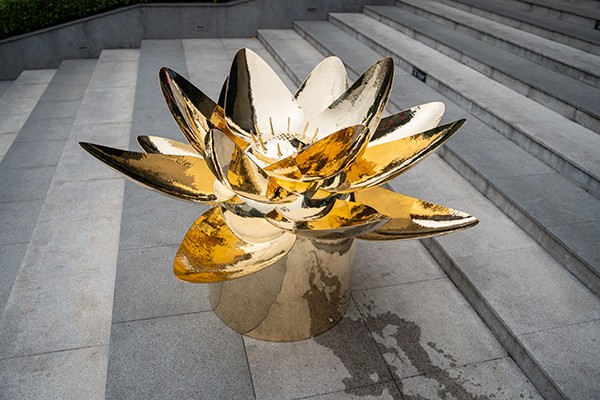 Golden Stainless Steel Lotus Sculpture – Custom Polished Outdoor Metal Flower Art